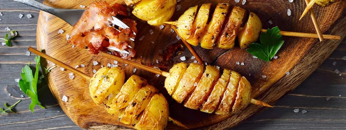 Tornados potatoes : les spirales de pommes de terre Pommes de terre découpées en spirale dans une assiette