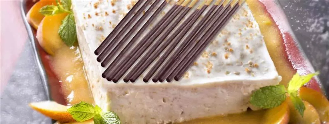 Gâteau au fromage blanc, coulis de pêche et Mikado ® Chocolat noir Gâteau au fromage blanc, coulis de pêche et Mikado® King Choco