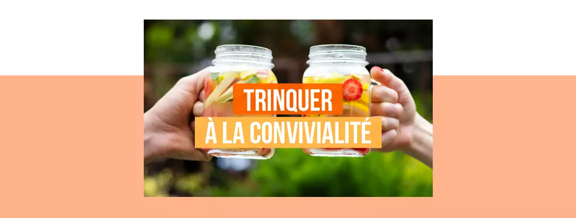 Deux verres de boisson qui trinquent