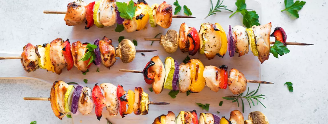 Des brochettes de poulet à la panure de Croustilles de Belin® Des brochettes avec panure
