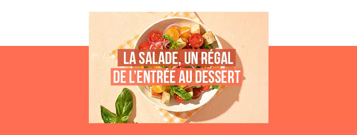 Une salade de roquette, tomates et radis dans un bol sur une table