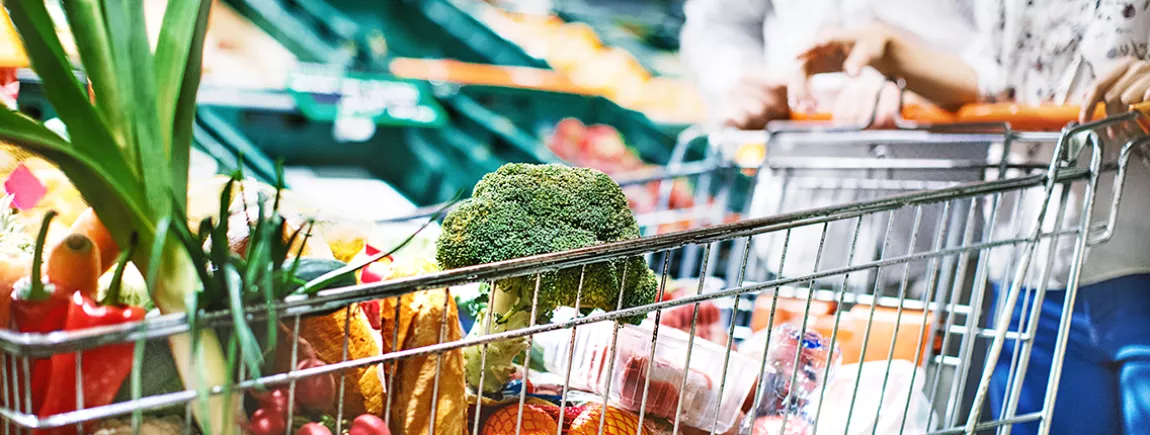 Une femme fait des courses