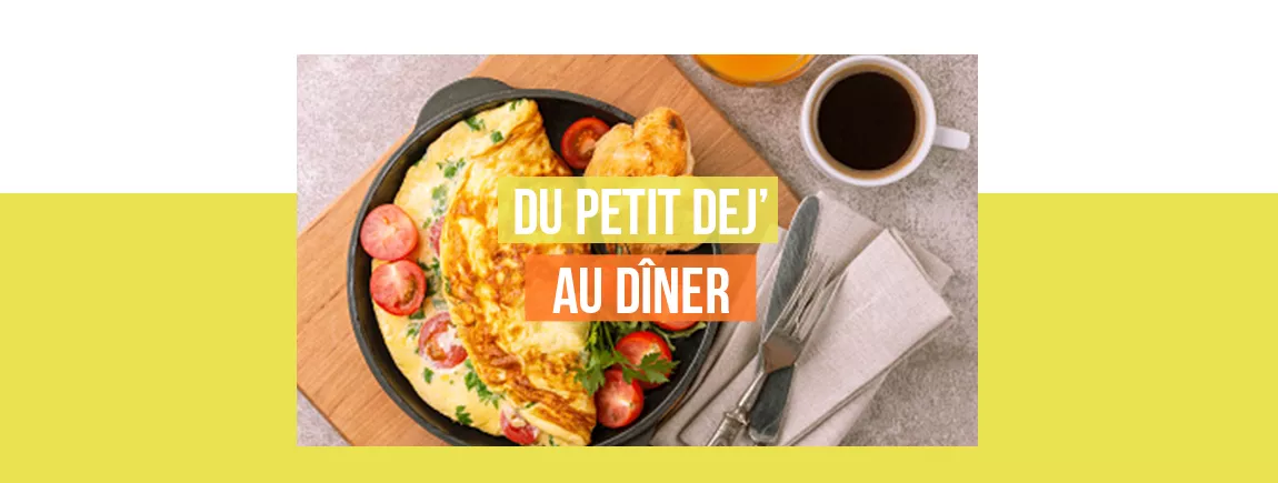 Une omelette avec des fruits et légumes accompagnée d’un café