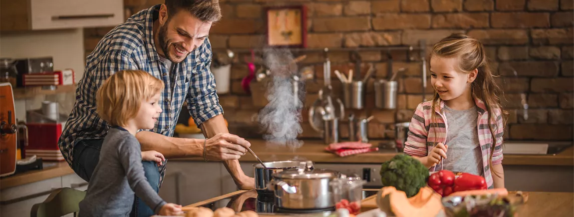 DANS LE CŒUR DES FRANÇAIS DEPUIS PLUS DE 30 ANS Un père cuisine un plat