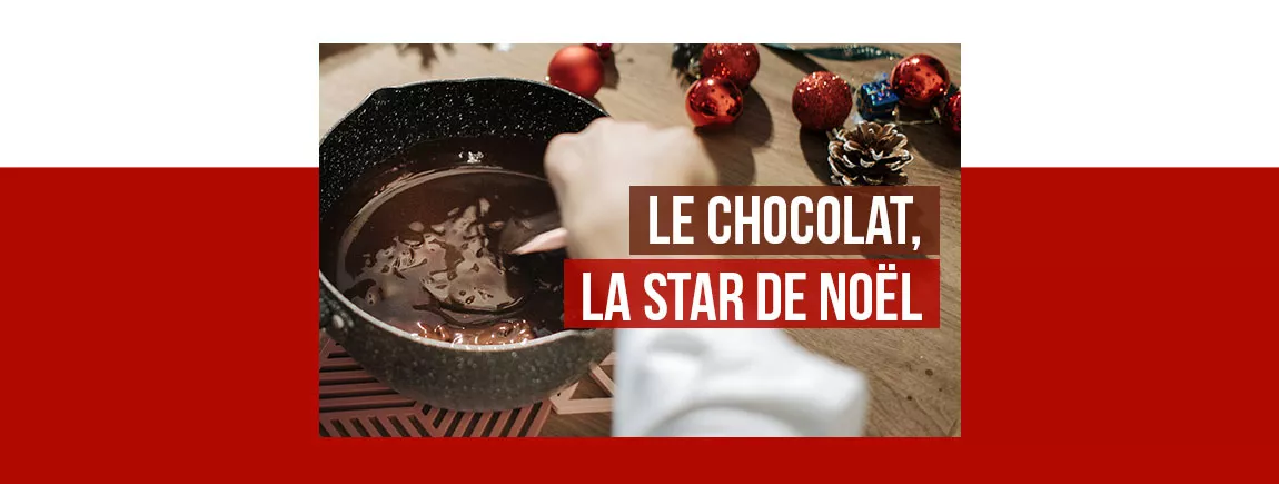 Quelqu’un prépare une recette de noël au chocolat