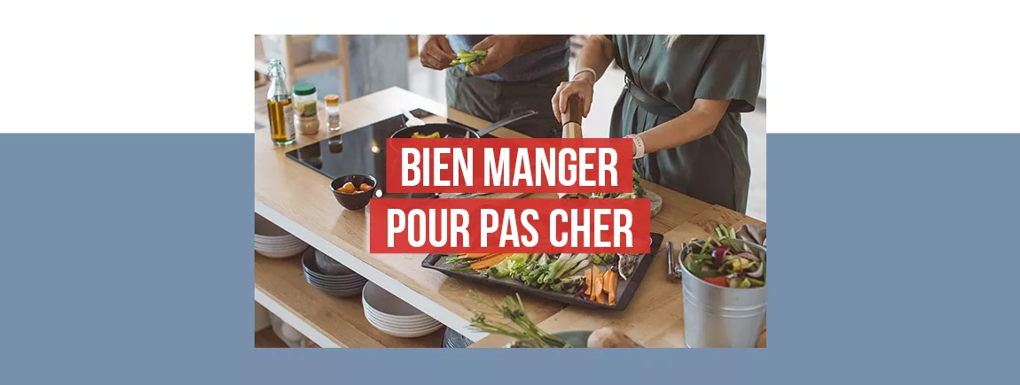 Deux personnes sont en train de cuisiner des légumes. 