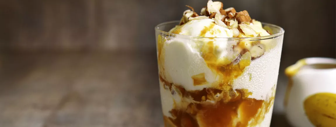 Sundae paradisiaque aux noisettes, caramel au beurre salé maison et petits croquants Sundae paradisiaque aux noisettes, caramel au beurre salé maison et petits croquants