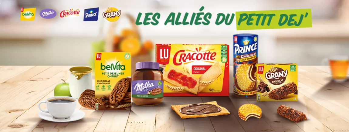 Packs et biscuits sur une table