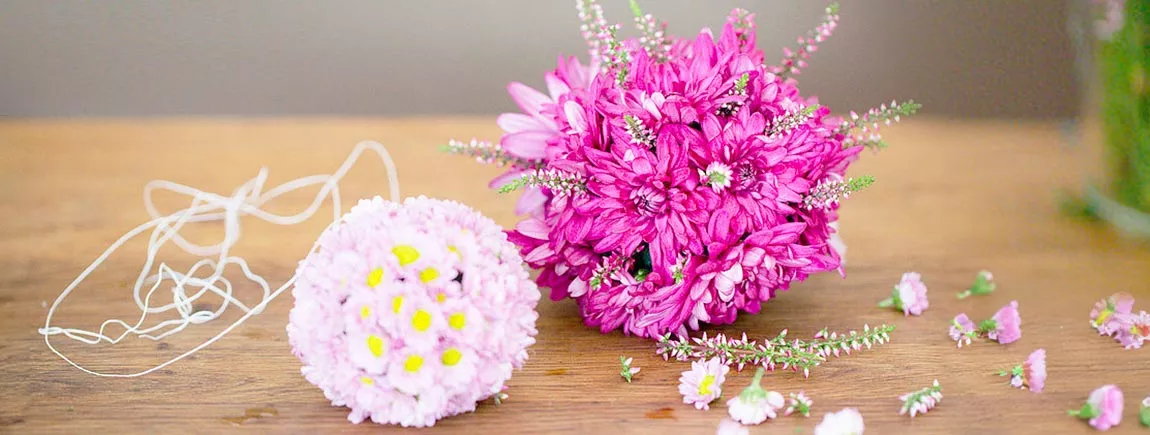 Boule florale à suspendre ou à poser Deux boules de fleurs à suspendre