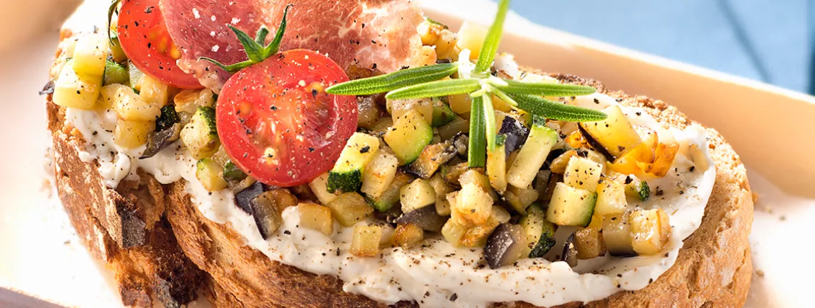 Bruschettas au Philadelphia®, coppa et légumes d’été