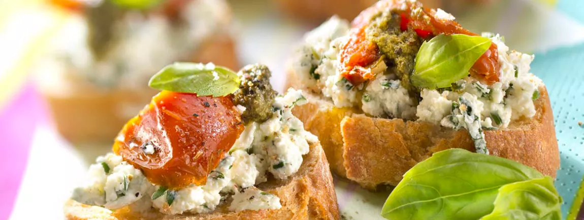Bruschettas au fromage frais nature aux herbes et tomates confites Bruschettas au fromage frais nature aux herbes et tomates confites