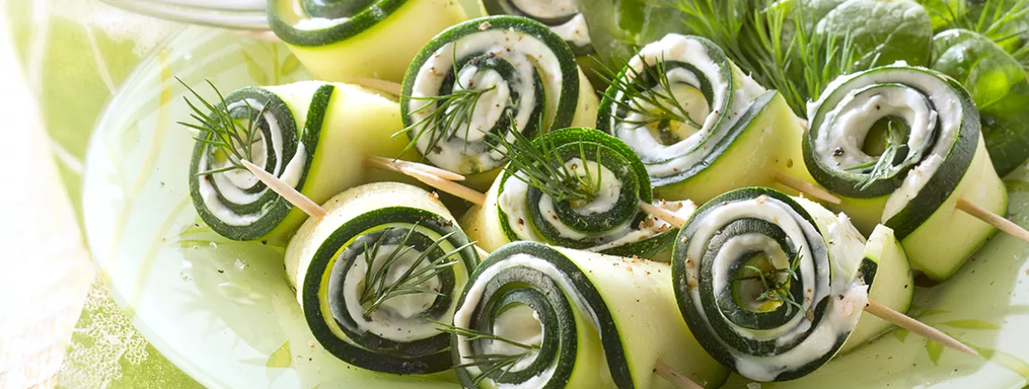 Makis de courgette au Philadelphia® saumon fumé et aneth Makis de courgette au Philadelphia® saumon fumé et aneth