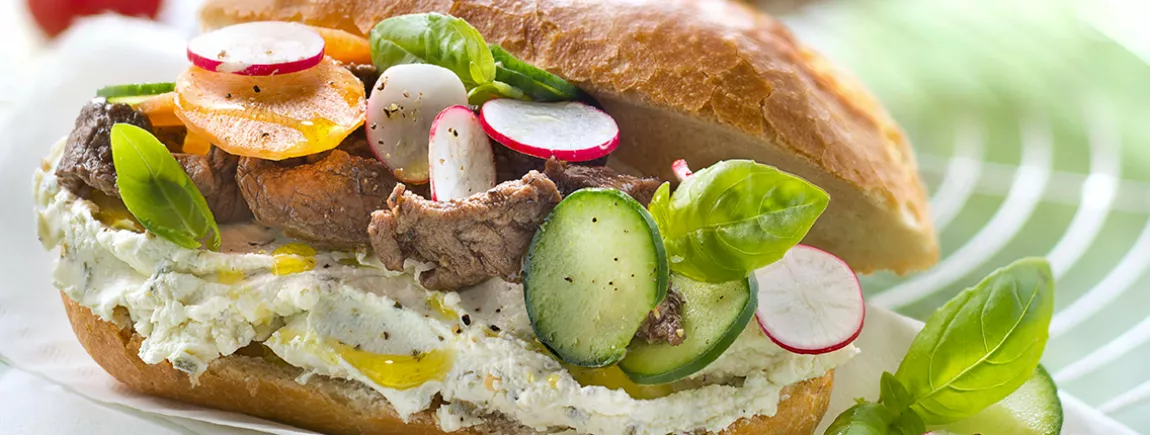 Sandwich Philadelphia®, émincé de légumes crus et lamelles de bœuf Sandwich Philadelphia®, émincé de légumes crus et lamelles de bœuf