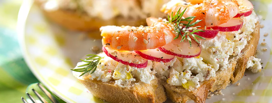 Tartine fraîcheur au Philadelphia ® nature, radis et crevettes roses Tartine fraîcheur au Philadelphia ® nature, radis et crevettes roses