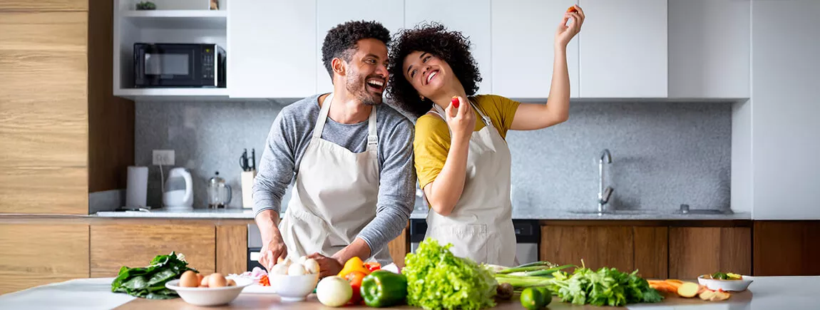 Un couple préparant un repas dans une cuisine