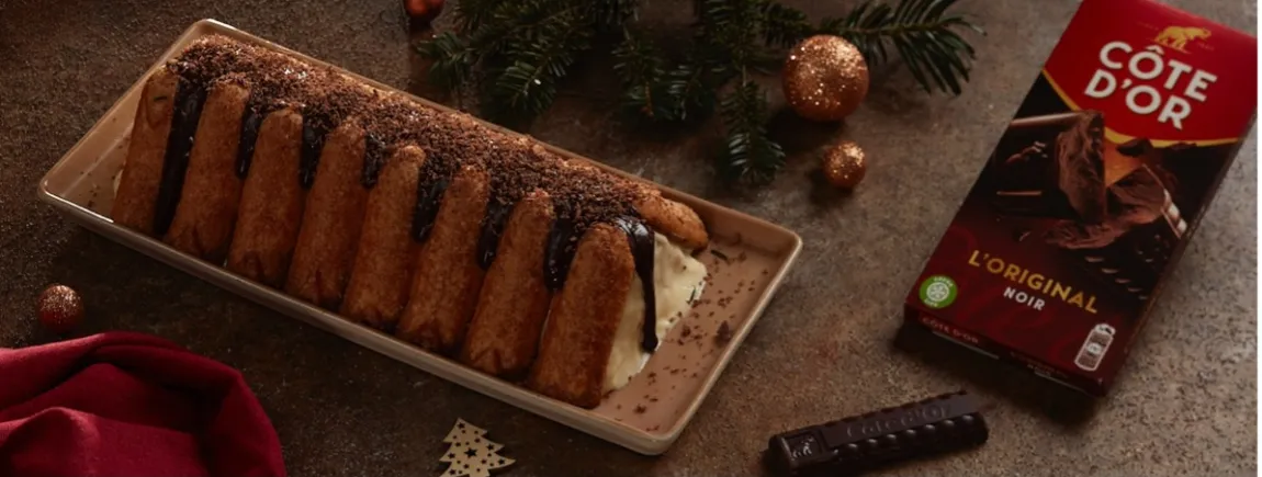Une buche de noël posée sur une plateau