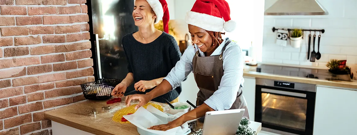 2 femmes dans une cuisine préparant des gâteaux