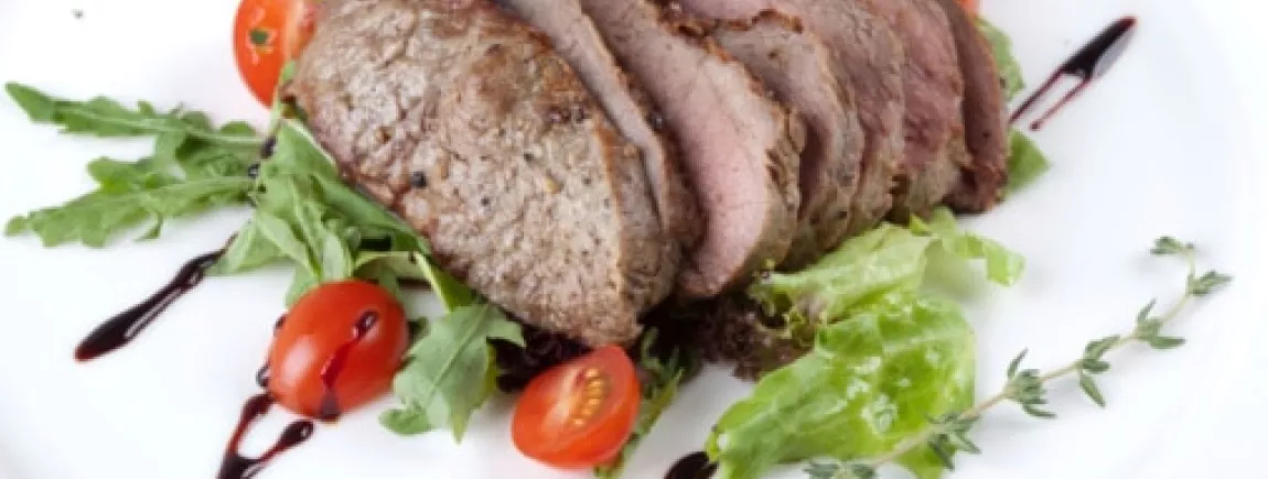 Filet mignon accompagné de salade et tomates cerises