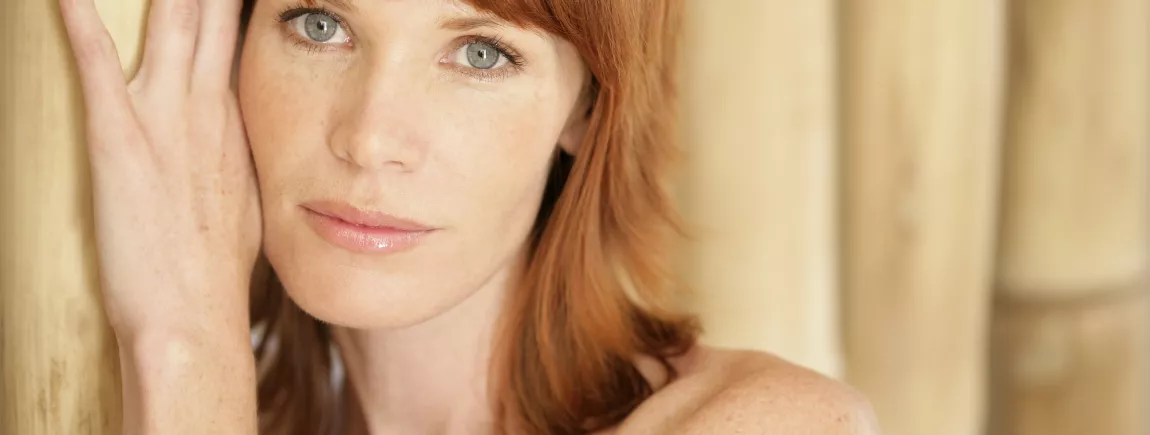 Jeune femme avec coiffure mi-longue et coloration rousse