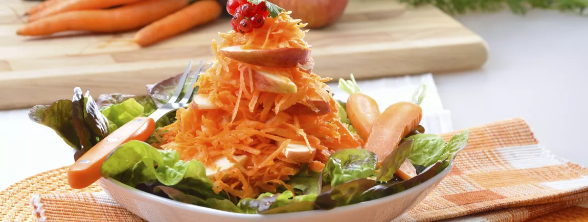 Crue (ou presque), la Raw Food débarque dans nos assiettes ! Plat Raw Food composé de carottes crues et de pousses de salades
