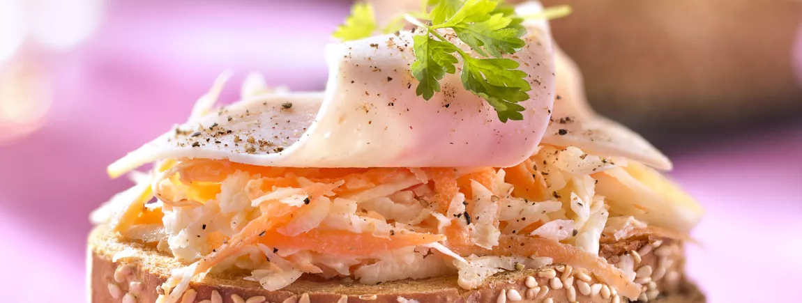 Tartine de coleslaw et blanc de dinde avec Pelletier®