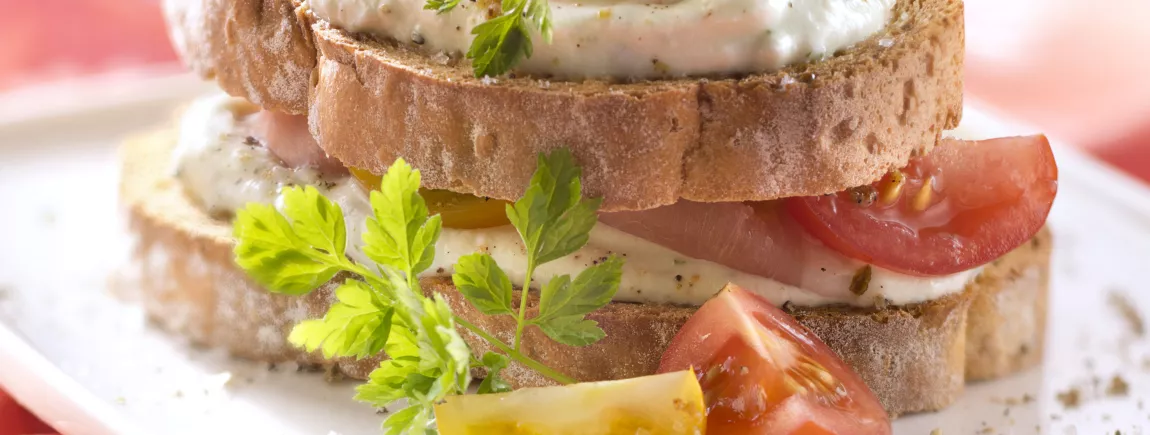Tartine de chèvre et jambon cru avec Pelletier® Tartine de chèvre et jambon cru avec Pelletier®
