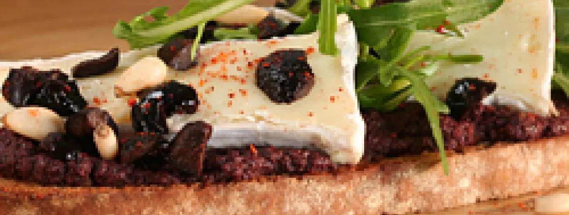 Mille feuille de brie et tapenade avec Pelletier®