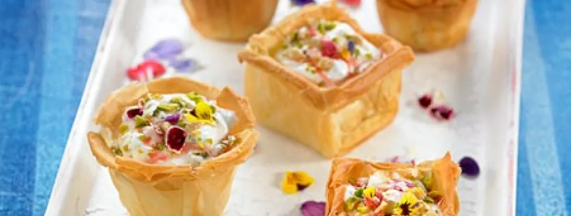 Yaourt grec en pâte filo et gelée de rose Yaourt grec en pâte filo et gelée de rose