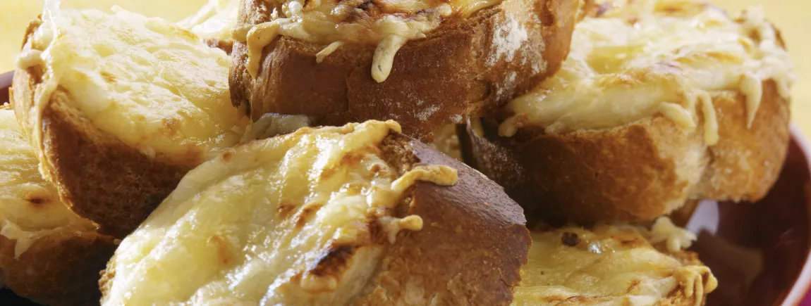 Association moutarde/gruyère pour des tartines grillées réussies ! Tartines grillées à la moutarde et au gruyère avec Amora ®