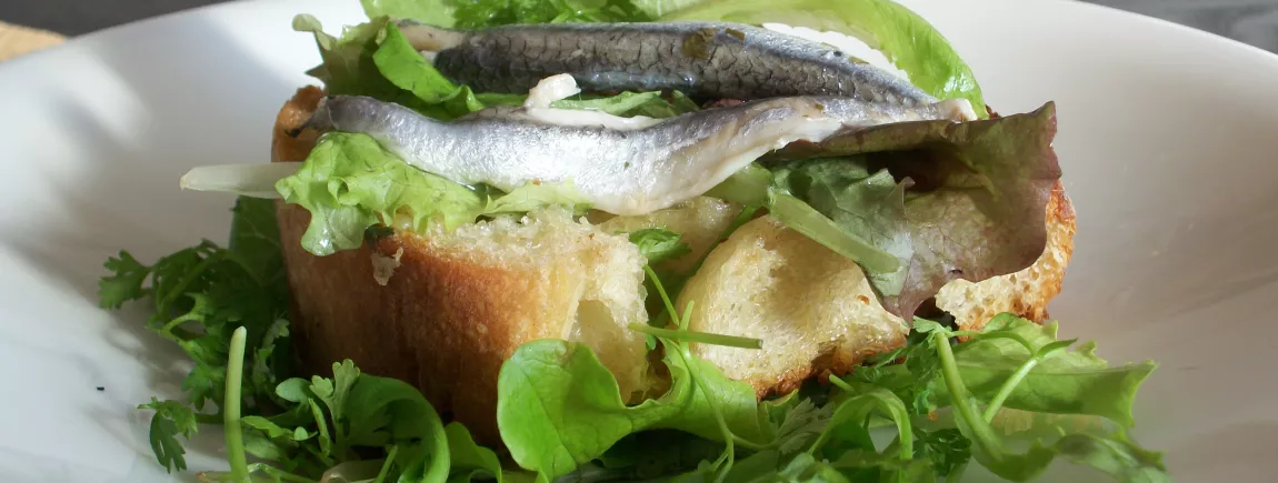 Tartines grillées à l'ail, anchois marinés et mâche avec Tabasco® Tartines grillées à l'ail, anchois marinés et mâche