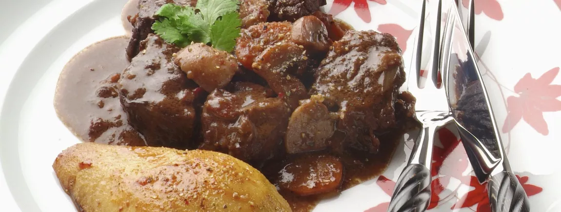 Bœuf bourguignon au chocolat et poires rôties Bourguignon au chocolat poivré et aux poires rôties
