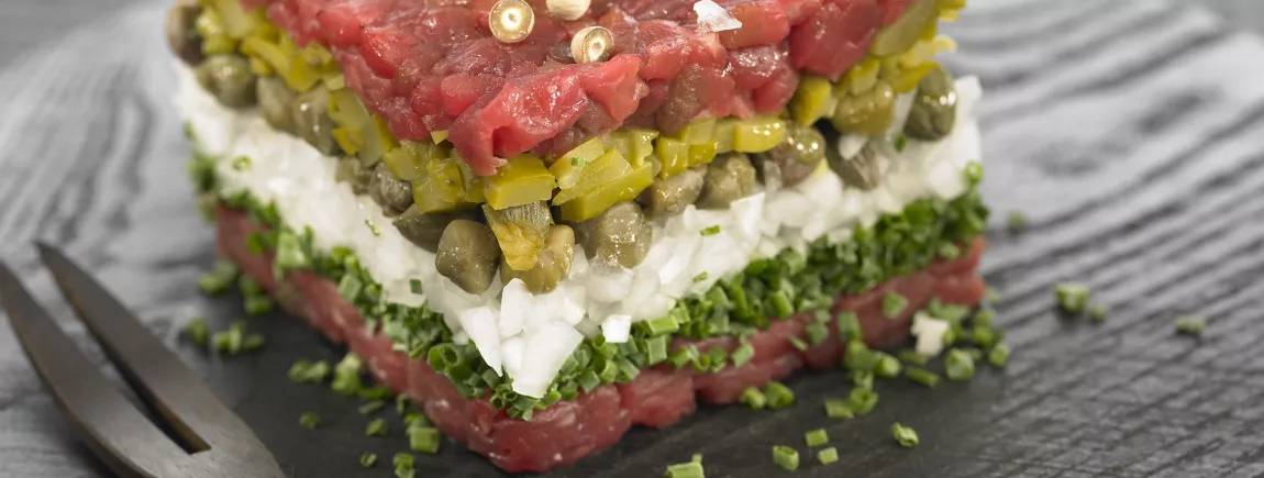Tartare de veau aux Cornichons Maille®, câpres et oignons Tartare de veau aux Cornichons Maille®, câpres et oignons