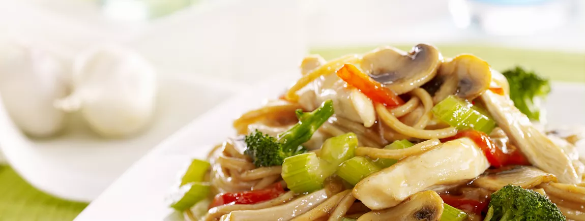Nouilles sautées au poulet et aux légumes avec Knorr® Nouilles sautées au poulet et aux légumes avec Planta Fin®