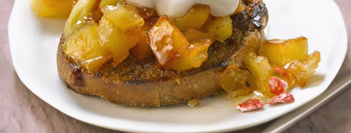 Tartines aux pommes caramélisées, crème et pralines roses avec Pelletier® Tartines aux pommes caramélisées, crème et pralines roses avec Pelletier®