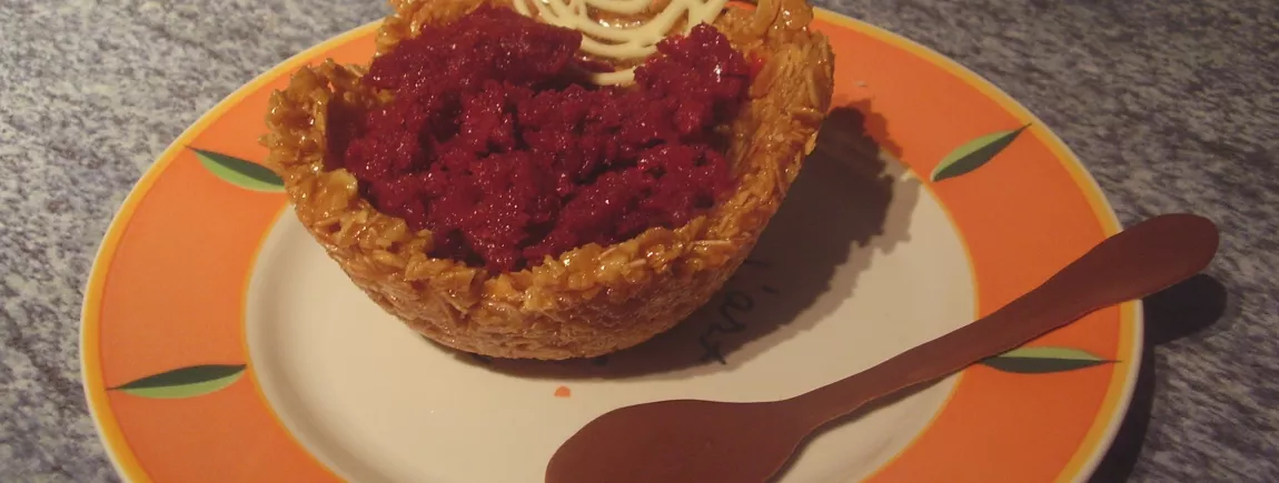 Panier en nougatine glacé à la griotte Panier en nougatine glacé à la griotte