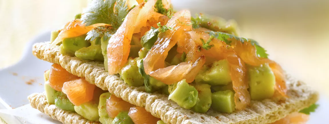 Mille-feuille de Cracotte ® au saumon fumé et tartare d'avocat au citron vert Mille-feuille de Cracotte® au saumon fumé