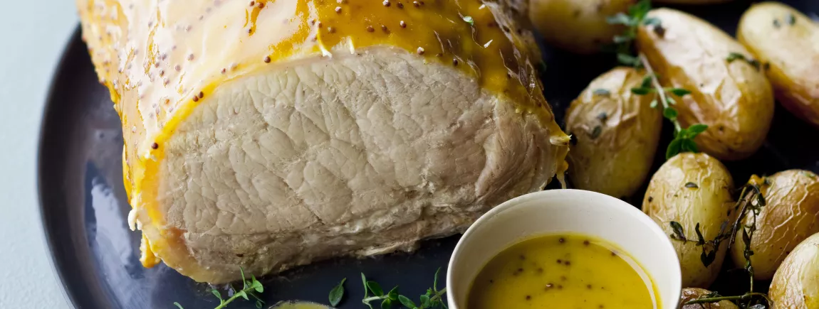 Une moutarde pour accompagner parfaitement un roti de porc laqué : on adore Rôti de porc laqué à la moutarde de Dijon Amora ®