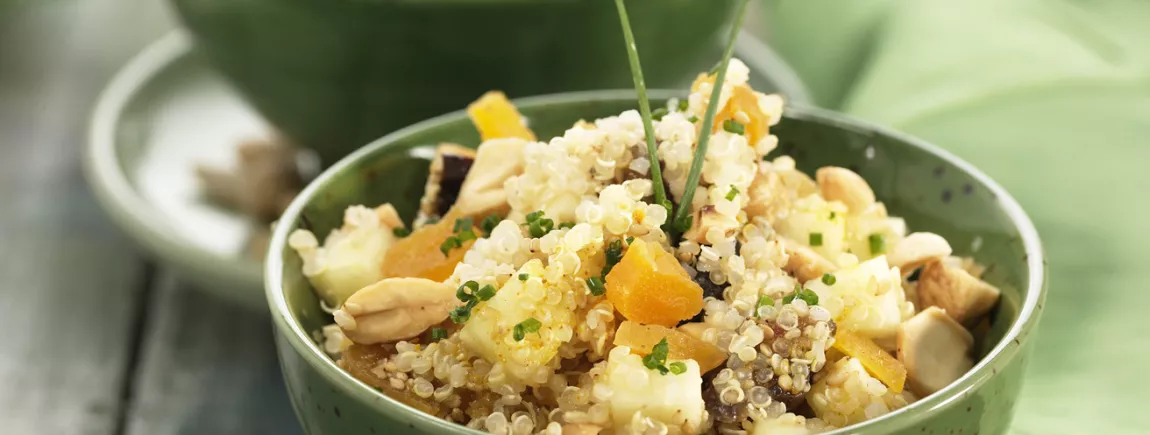 Salade de quinoa, fruits frais et secs