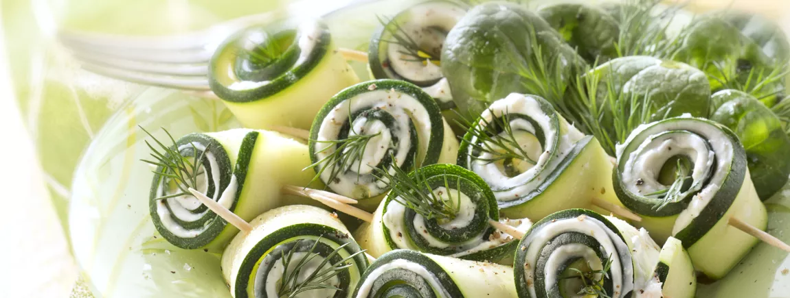 Makis de courgette au Philadelphia® saumon fumé et aneth Makis de courgette au Philadelphia® saumon fumé et aneth