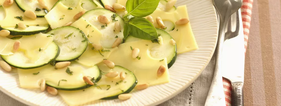 Carpaccio de courgettes au gruyère et aux pignons de pin Carpaccio de courgettes au gruyère et aux pignons de pin
