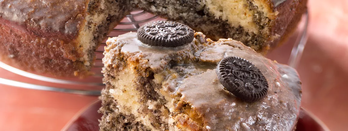 Gâteau au yaourt et aux Oréo®, glaçage au chocolat blanc Gâteau au yaourt et aux Oréo®, glaçage au chocolat blanc