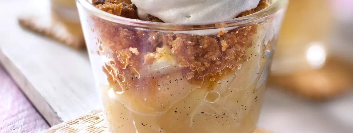 Verrine de compote de pommes et poires aux Thé® de LU façon crumble