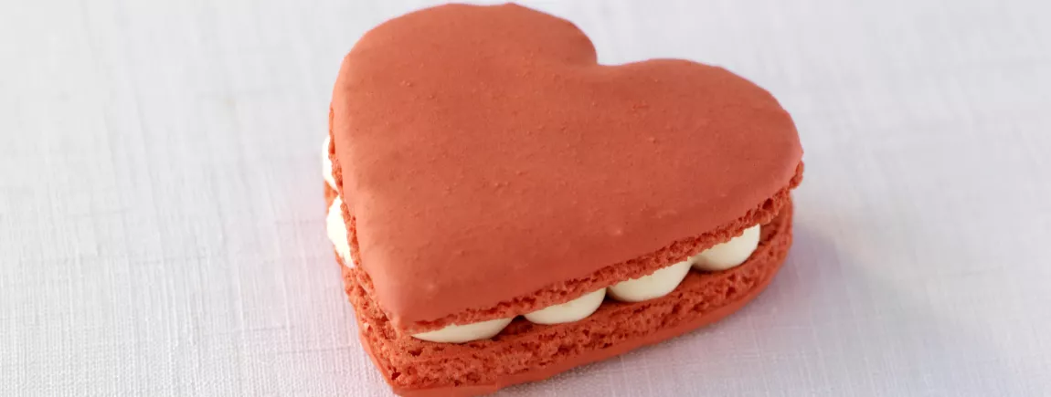Macaron à la pêche framboise et crème de vanille Macaron à la pêche framboise et crème de vanille
