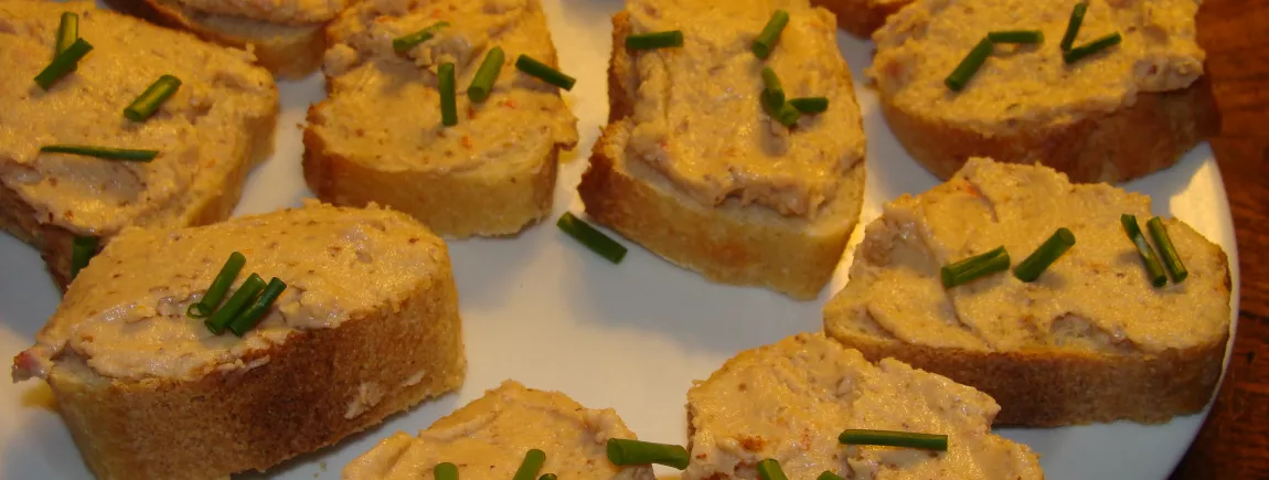 MOUSSE de THON au CHEVRE, NOISETTES et TUC PILES MOUSSE de THON au CHEVRE, NOISETTES et TUC PILES