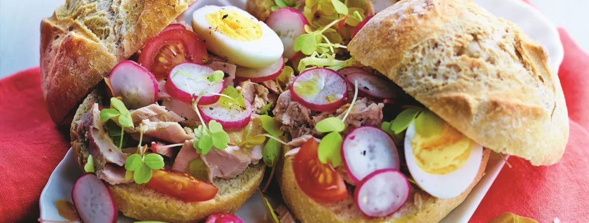 Pan bagnats au thon et œuf de caille dur Pan bagnats au thon et œuf de caille dur