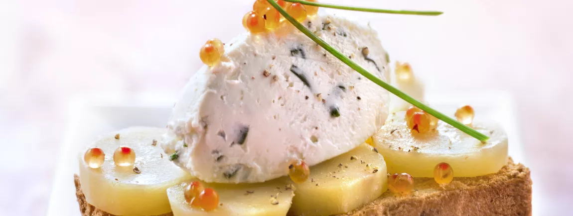 Biscotte Gourmande Heudebert®, pomme vapeur, crème de ciboulette et saumon Biscotte Gourmande Heudebert®, pomme vapeur, crème de ciboulette et saumon