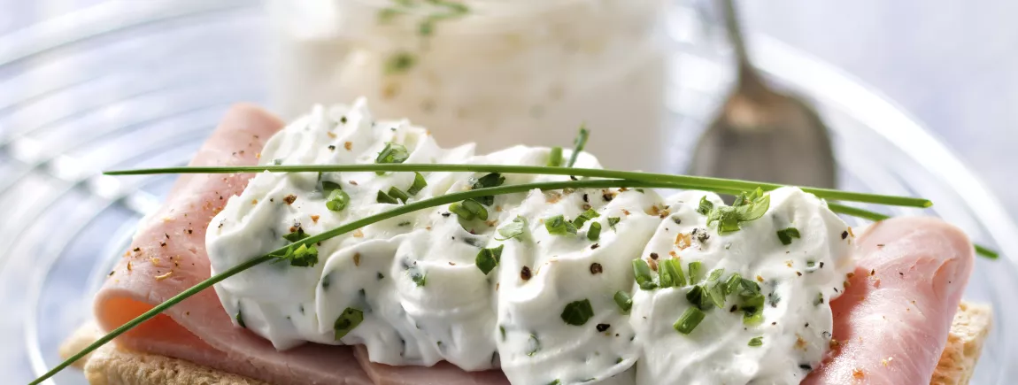 Cracotte ® au jambon fumé et chantilly aux herbes Cracotte® au jambon fumé et chantilly aux herbes