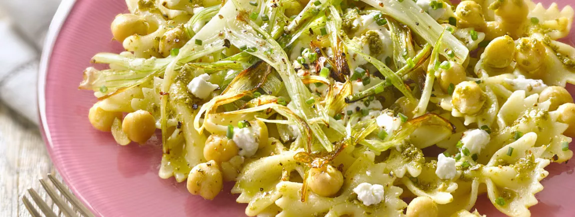 Farfalle aux pois chiches, ricotta, oignons tiges et pesto