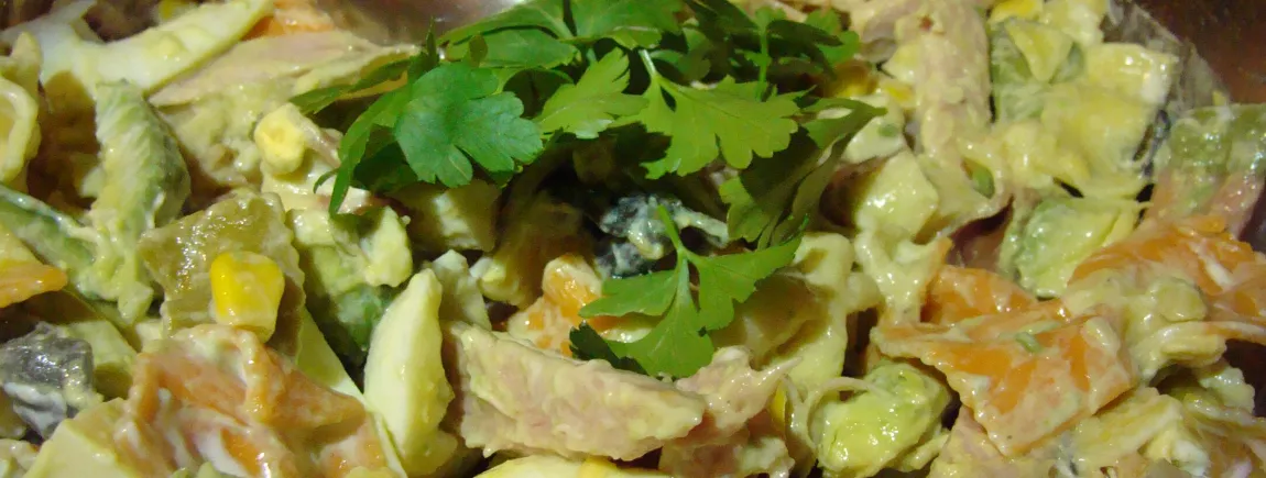 SALADE DE PATES COLOREES JAMBON, AVOCATS, OEUFS, EMMENTAL, MAIS