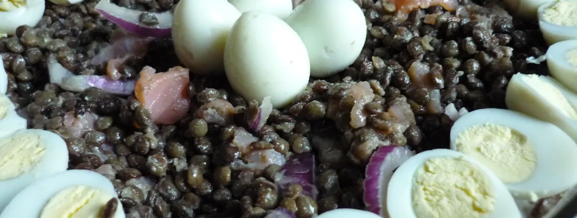 SALADE DE LENTILLES, SAUMON FUME, OEUFS DE CAILLE ET OIGNON ROUGE